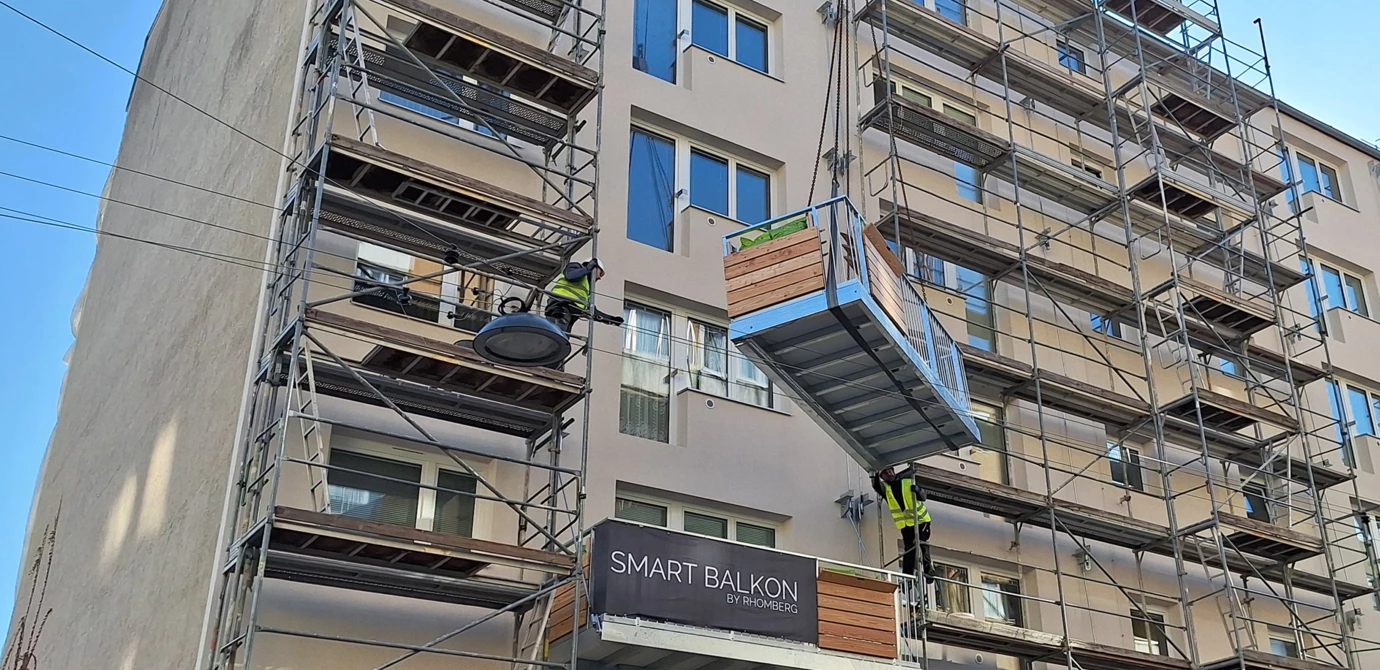 Für das Verheben und Montieren der ersten „Essbar“-Balkone in Wien-Favoriten hat Rhomberg Bau Wien gerade einmal 20 Minuten pro Einheit benötigt.
Bild: Rhomberg Bau Wien