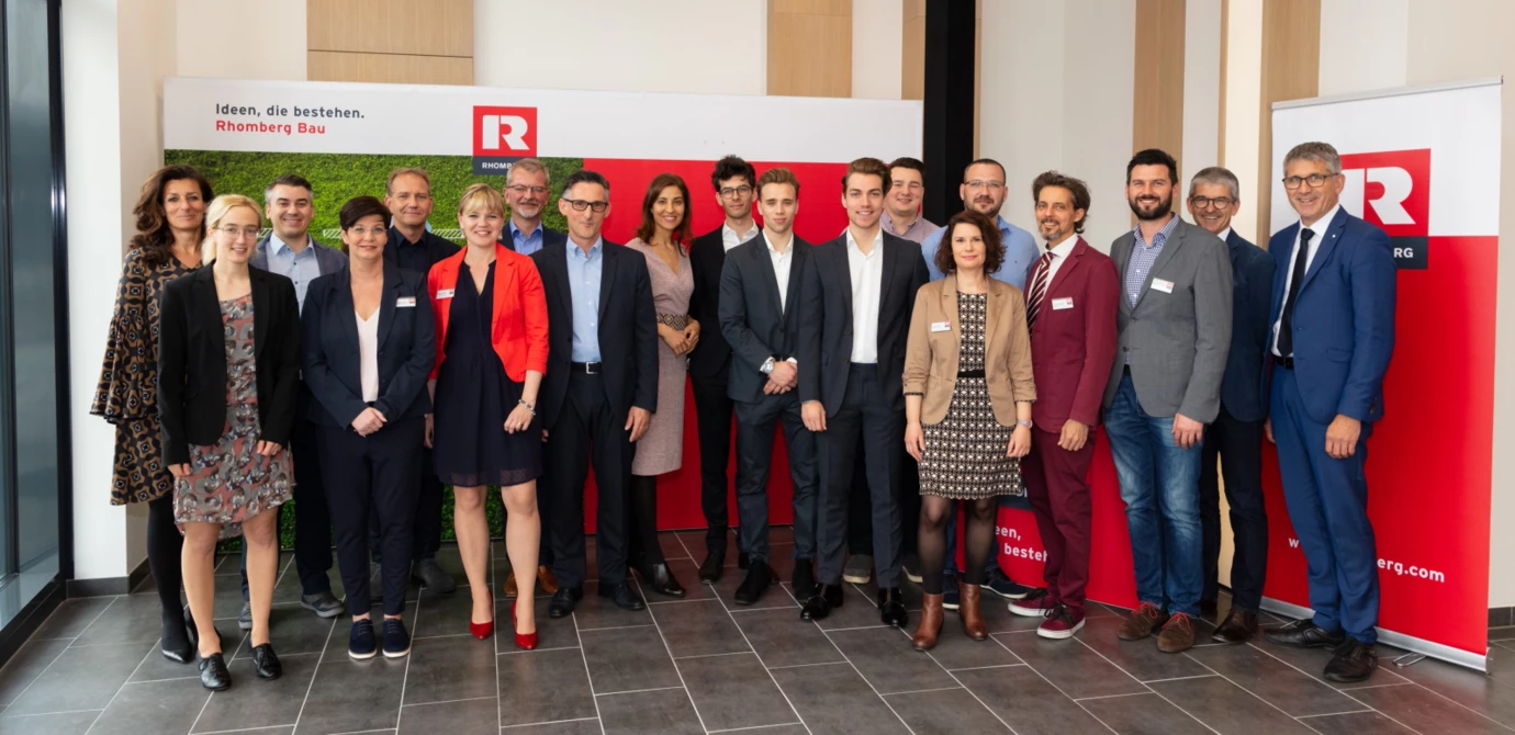 Das Rhomberg Bau Team der Niederlassung Wien mit CEO Ernst Thurnher sowie Geschäftsführer Martin Summer im neuen Bürogebäude am Wiener Hauptbahnhof.