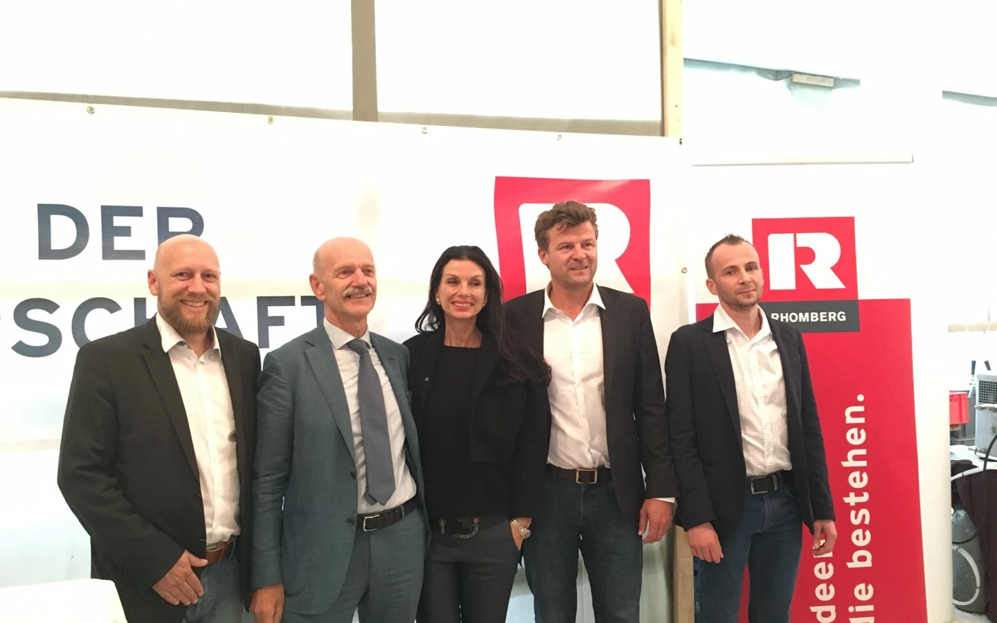 Feierten die Dachgleiche des Ronald McDonald Hauses (v.l.): Robert Schedl (Ronald McDonald Kinderhilfe), Architekt DI Albert Wimmer, Sonja Klima (Ronald McDonald Kinderhilfe), Werner Rünzler, Stefan Wagner (beide Rhomberg Bau) Feierten die Dachgleiche des Ronald McDonald Hauses (v.l.): Robert Schedl (Ronald McDonald Kinderhilfe), Architekt DI Albert Wimmer, Sonja Klima (Ronald McDonald Kinderhilfe), Werner Rünzler, Stefan Wagner (beide Rhomberg Bau)