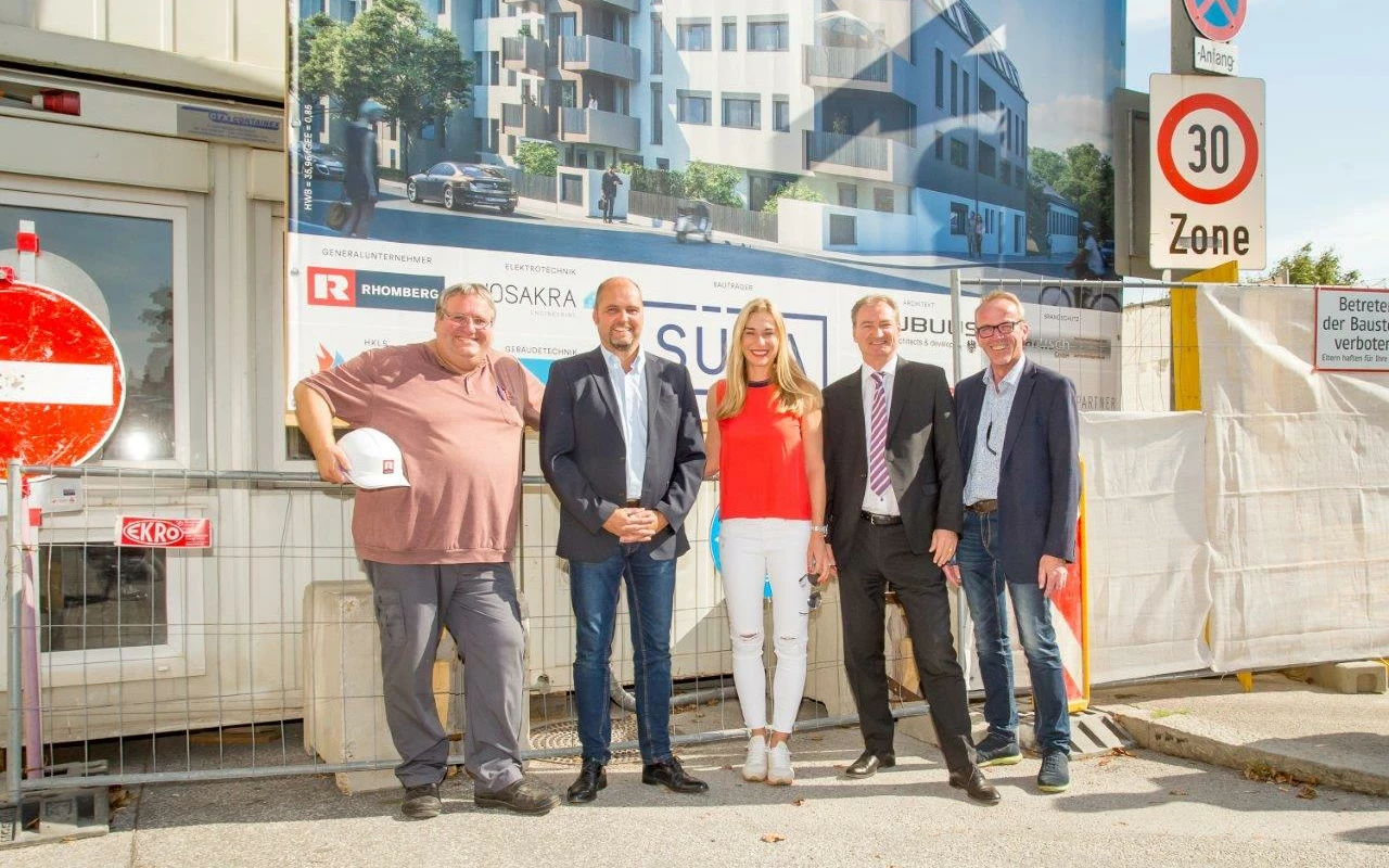 Bauvorhaben Josef-Kutscha-Gasse 11: Gerhard Schildhammer (Polier Rhomberg Bau), Wolfgang Weis (PL SÜBA), Barbara Schett, Heinz Fletzberger (SÜBA-Vorstand), Michael Prinz (PL Rhomberg Bau) (Bildrechte: © Leadernet / C. Mikes) Bauvorhaben Josef-Kutscha-Gasse 11: Gerhard Schildhammer (Polier Rhomberg Bau), Wolfgang Weis (PL SÜBA), Barbara Schett, Heinz Fletzberger (SÜBA-Vorstand), Michael Prinz (PL Rhomberg Bau) (Bildrechte: © Leadernet / C. Mikes)