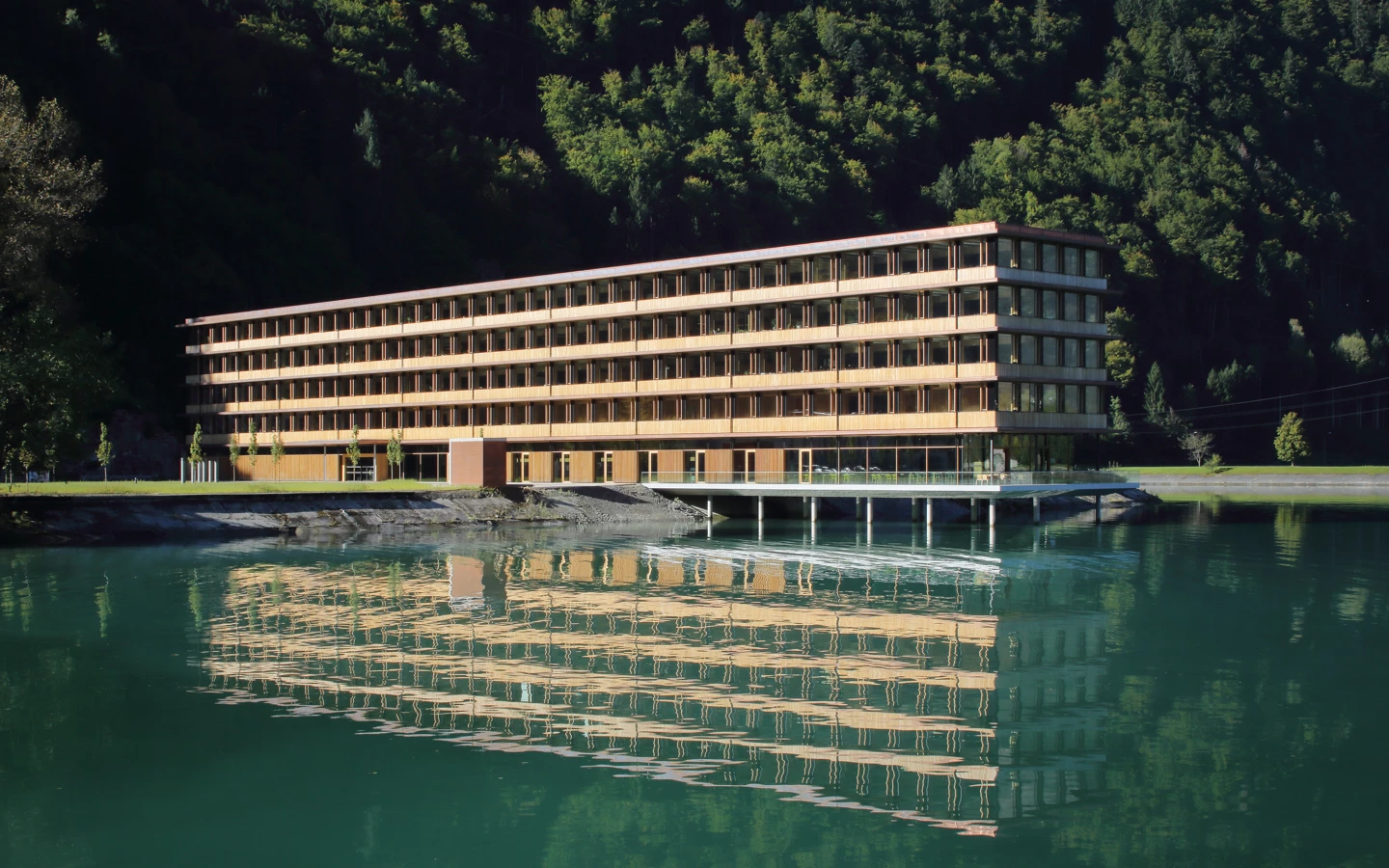 Holz- und Systembau Illwerkezentrum Montafon Rhomberg Bau Aussenansicht mit Gewässer Holz- und Systembau Illwerkezentrum Montafon Rhomberg Bau Aussenansicht mit Gewässer