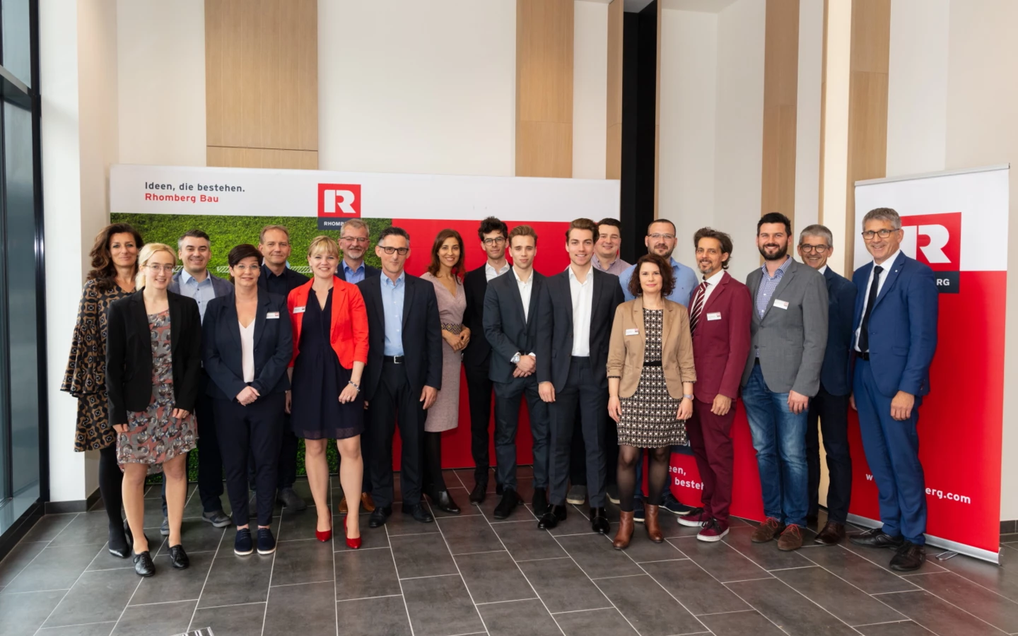 Das Rhomberg Bau Team der Niederlassung Wien mit CEO Ernst Thurnher sowie Geschäftsführer Martin Summer im neuen Bürogebäude am Wiener Hauptbahnhof.