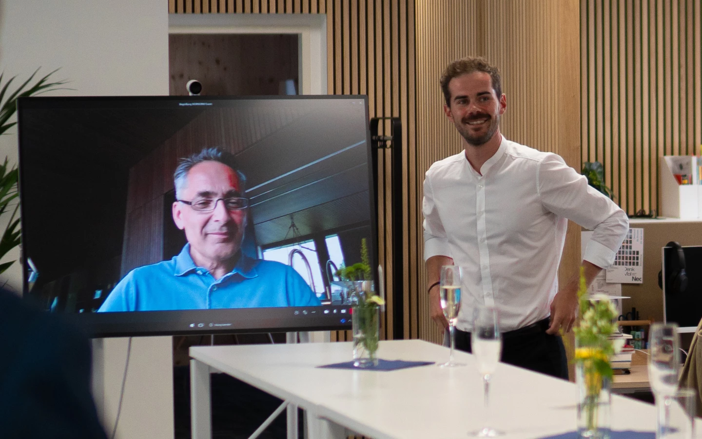 War online zugeschaltet: Hubert Rhomberg, Eigentümervertreter von Rhomberg Bau, bei seiner Keynote. Rechts daneben: Simon Battlogg, Geschäftsleitung Markt Wien. Foto: Rhomberg Bau, Julian Königsecker
