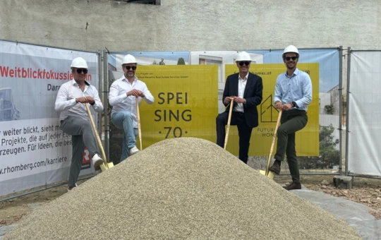 Feierten gemeinsam den ersten Spatenstich (v. l. n. r.): Jürgen Kainz (Rhomberg Bau), Michael Klement (OXALIS Holding), Edmund Gatt Baldacchino (UPAI Immobilieninvestment), und Simon Battlogg (Rhomberg Bau). Quelle: Rhomberg Bau Feierten gemeinsam den ersten Spatenstich (v. l. n. r.): Jürgen Kainz (Rhomberg Bau), Michael Klement (OXALIS Holding), Edmund Gatt Baldacchino (UPAI Immobilieninvestment), und Simon Battlogg (Rhomberg Bau). Quelle: Rhomberg Bau