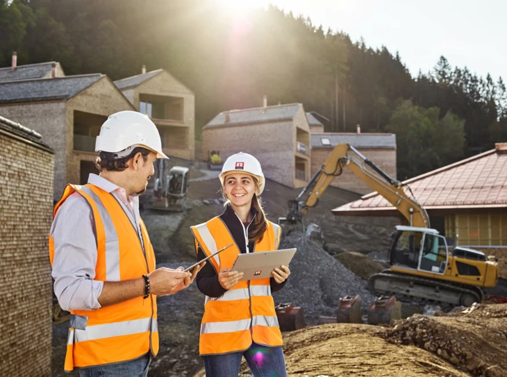 Bauleiter Besprechung Baustelle Sonnenaufgang