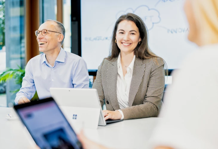 Besprechung-team-mann-und-frau-lachen