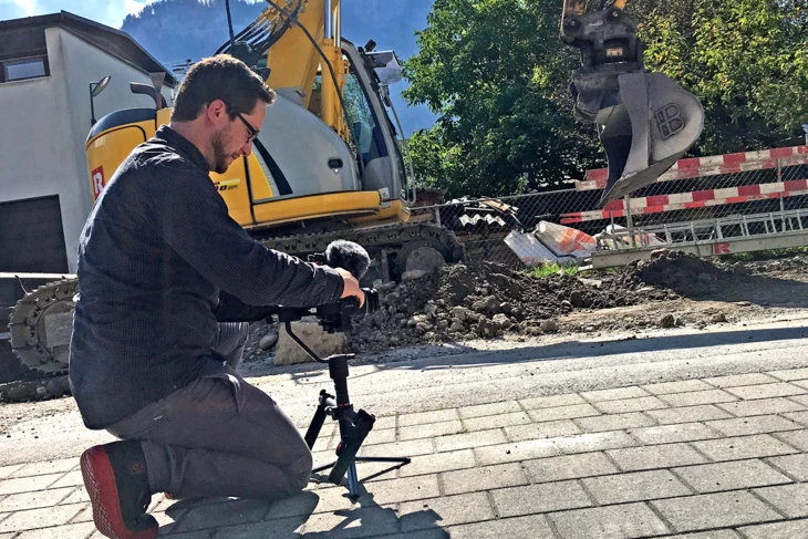 Marcel Milohnic wie er auf einer Baustelle etwas filmt