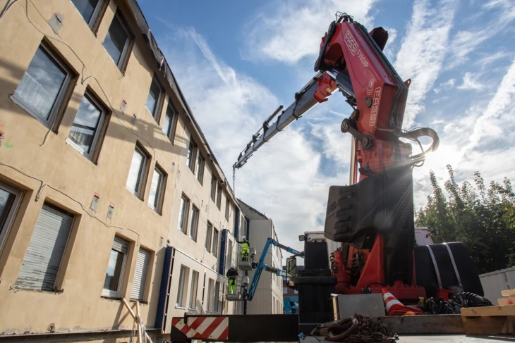 Vorher – Nachher: Mit Hilfe industriell vorgefertigter Fassadenelemente können Bestandsgebäude effizient thermisch saniert werden.