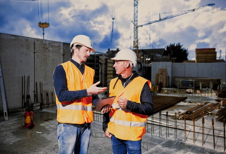 Bauleiter-besprechung-auf-der-baustelle-mit-tablet