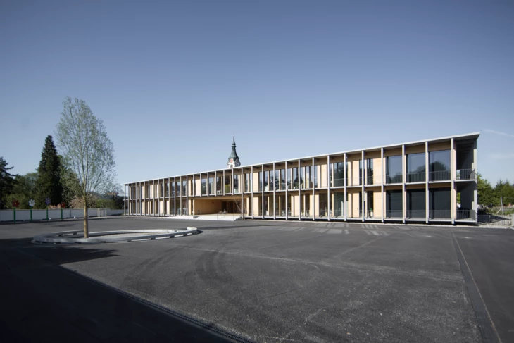 Schule Schlatt Sohm-HolzBautechnik Aussenansicht mit Parkplatz