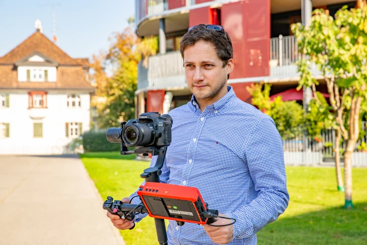 Marcel Milohnic wie er auf einer Baustelle etwas filmt 3