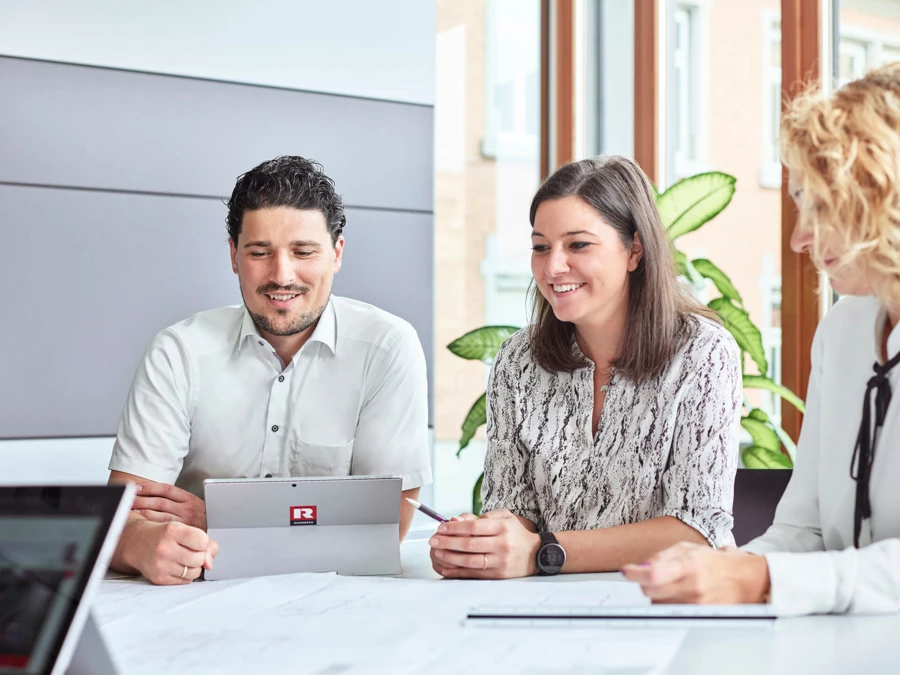 Mitarbeiter am Arbeitsplatz Besprechung großer Tisch Mitarbeiter am Arbeitsplatz Besprechung großer Tisch