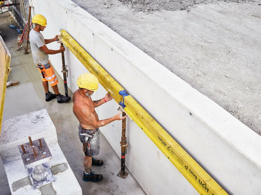 Polier und Arbeiter Baustelle Helm Doka Träger Schalung