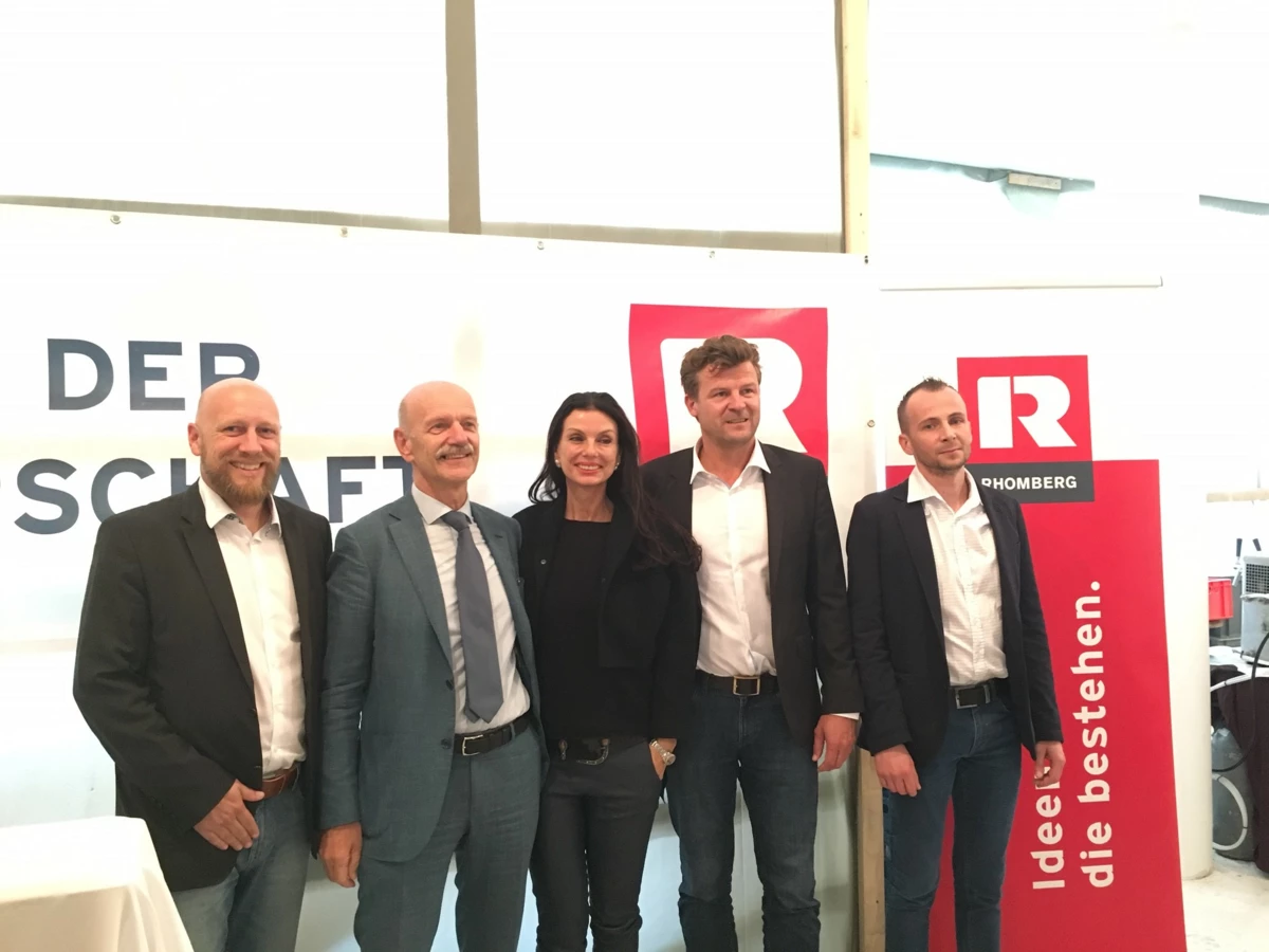 Feierten die Dachgleiche des Ronald McDonald Hauses (v.l.): Robert Schedl (Ronald McDonald Kinderhilfe), Architekt DI Albert Wimmer, Sonja Klima (Ronald McDonald Kinderhilfe), Werner Rünzler, Stefan Wagner (beide Rhomberg Bau) Feierten die Dachgleiche des Ronald McDonald Hauses (v.l.): Robert Schedl (Ronald McDonald Kinderhilfe), Architekt DI Albert Wimmer, Sonja Klima (Ronald McDonald Kinderhilfe), Werner Rünzler, Stefan Wagner (beide Rhomberg Bau)