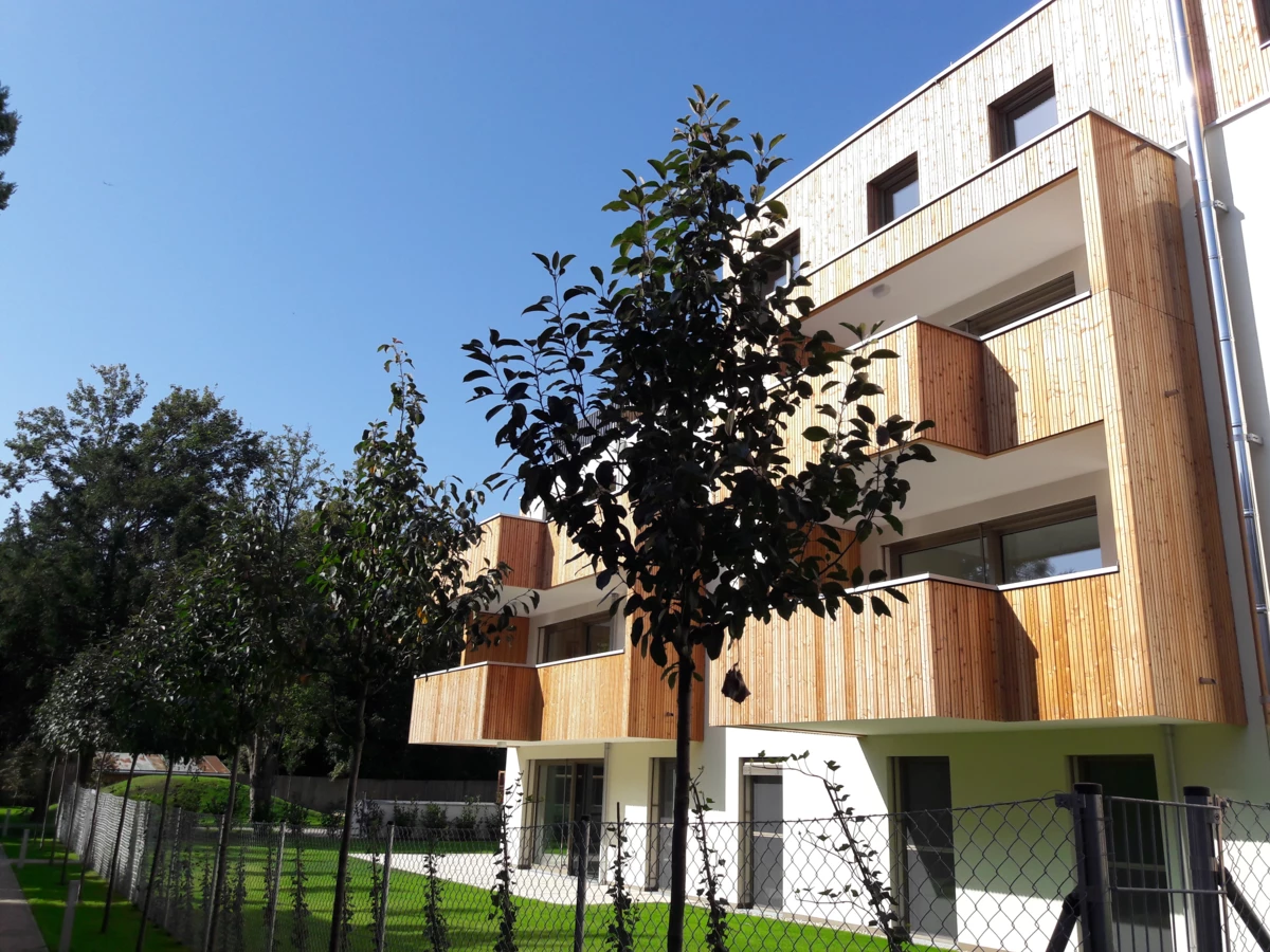 Stadthaus Kalksburg Hausansicht mit Bäumen und Garten