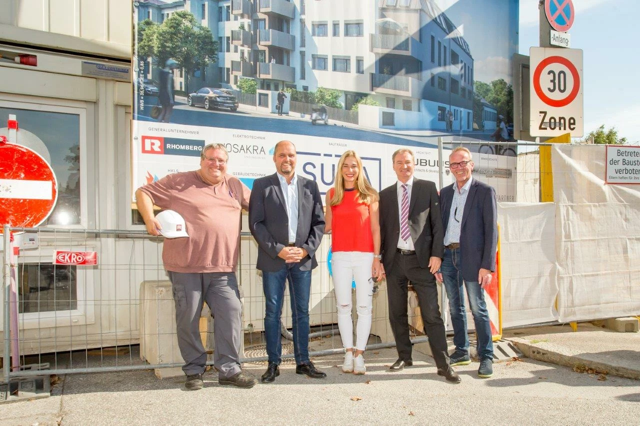 Bauvorhaben Josef-Kutscha-Gasse 11: Gerhard Schildhammer (Polier Rhomberg Bau), Wolfgang Weis (PL SÜBA), Barbara Schett, Heinz Fletzberger (SÜBA-Vorstand), Michael Prinz (PL Rhomberg Bau) (Bildrechte: © Leadernet / C. Mikes)